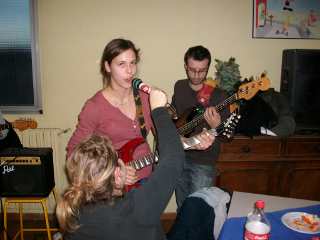 Célia au Chant et guitare