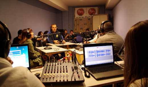 La technique mobile de FlyFM en direct de la MFR